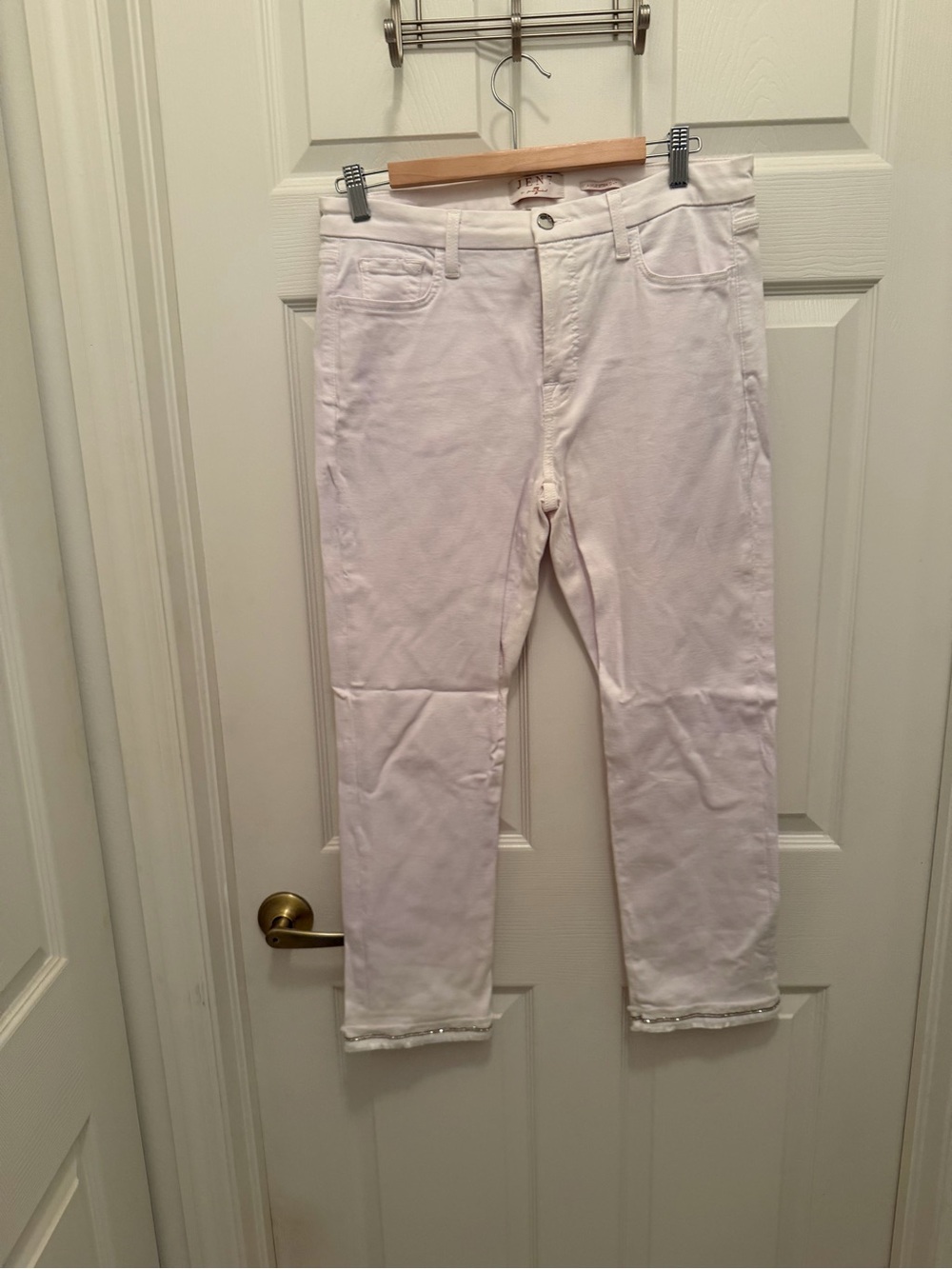 Women's White Cropped Ankle Jeans with Frayed Hem